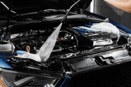 Pode lavar o motor do carro? Entenda os riscos