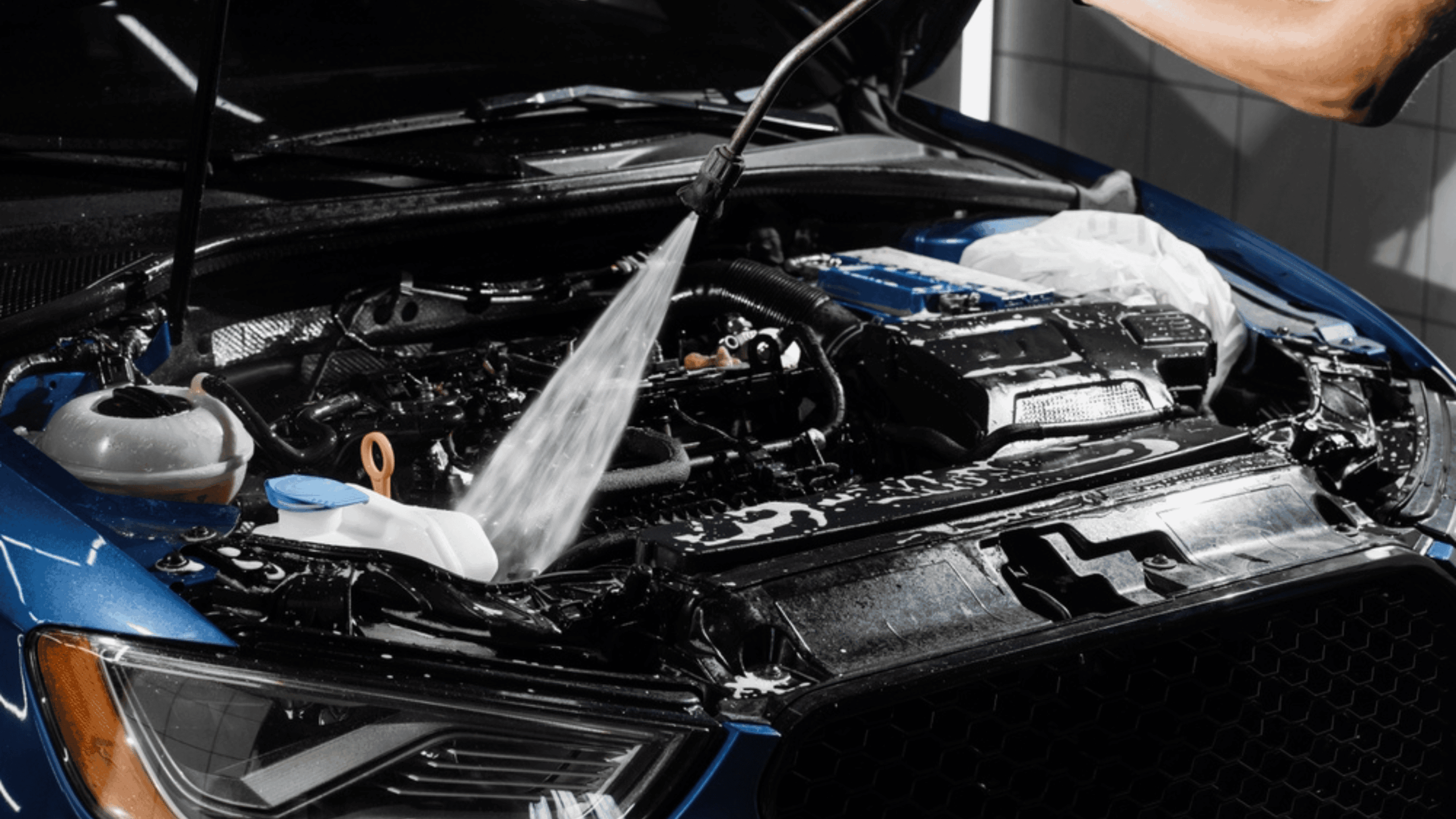 Pode lavar o motor do carro? Entenda os riscos