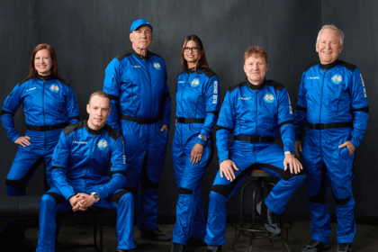 Nave New Shepard da Blue Origin lança com sucesso seis turistas ao espaço