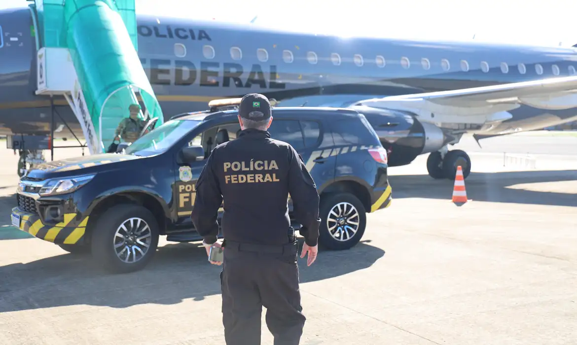 Polícia prende integrante do PCC na Bolívia e o leva a Brasília