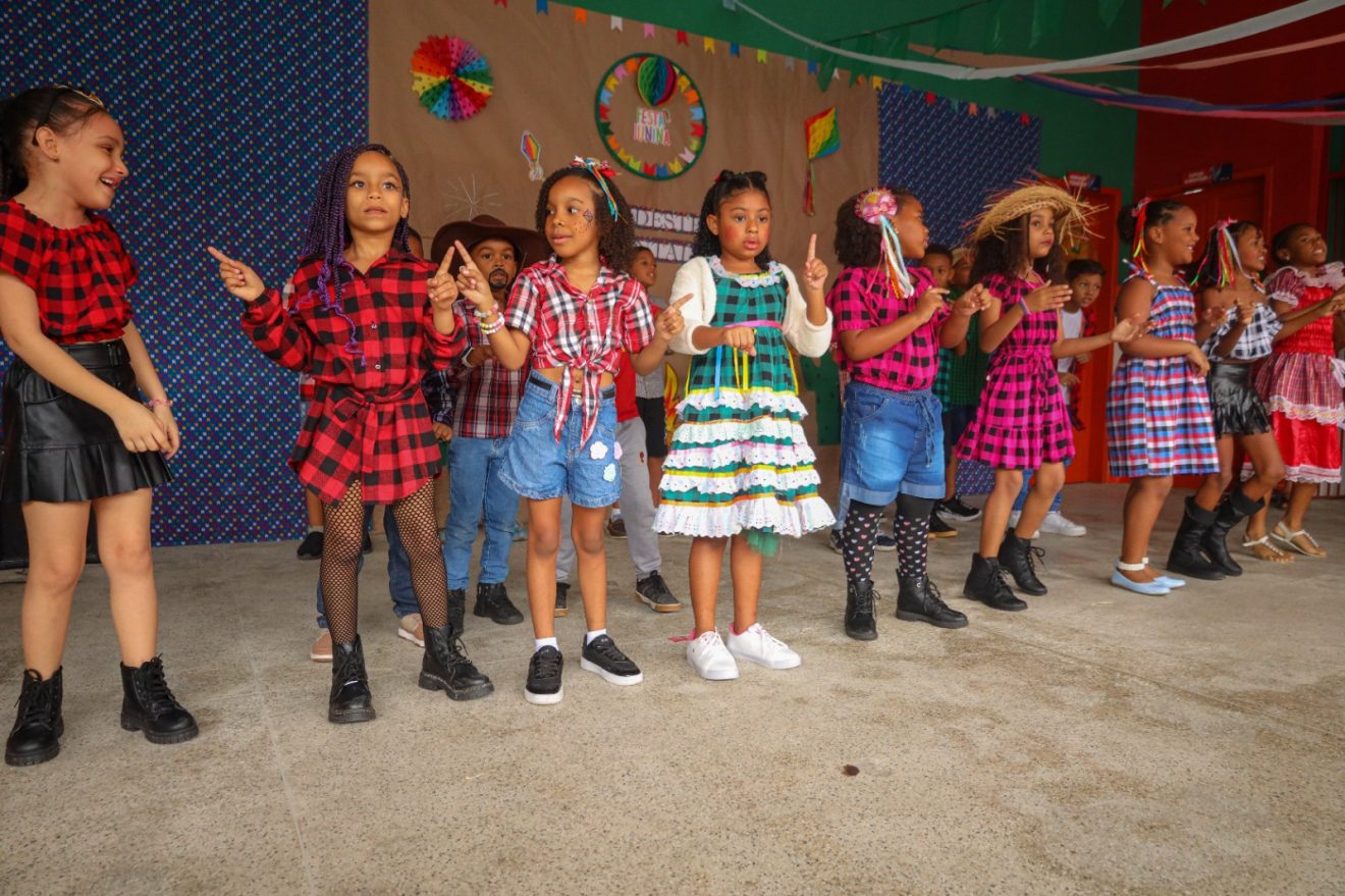 Arraiá nas escolas de candeias anima crianças e valoriza cultura nordestina Arraiá nas Escolas de Candeias anima crianças e valoriza cultura nordestina