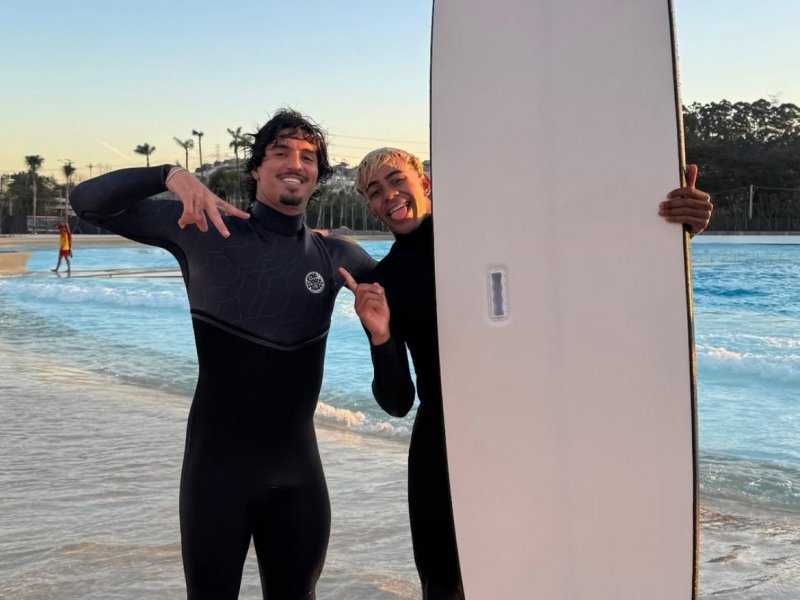Surfando com Medina: Craque Espanhol Sonha com Neymar!