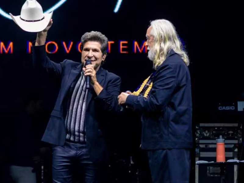 Daniel Comove Fãs ao Doar Chapéu e Imagem de Nossa Senhora