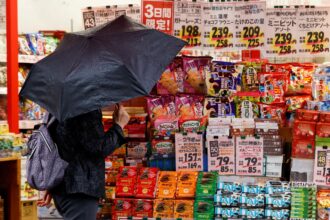 Inflação no Japão atinge pico em 2 anos e intensifica apostas de juros