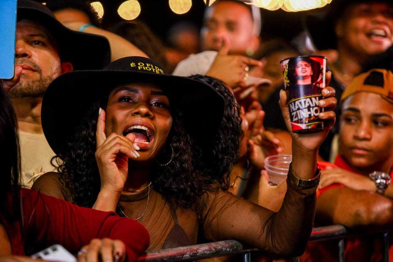 Atrações locais como Natanzinho Lima dão início aos festejos juninos