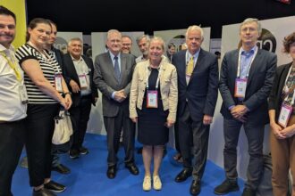 Visita da FAPESP ao Estande do CNRS na VivaTech: Fortalecendo Parcerias em Inovação