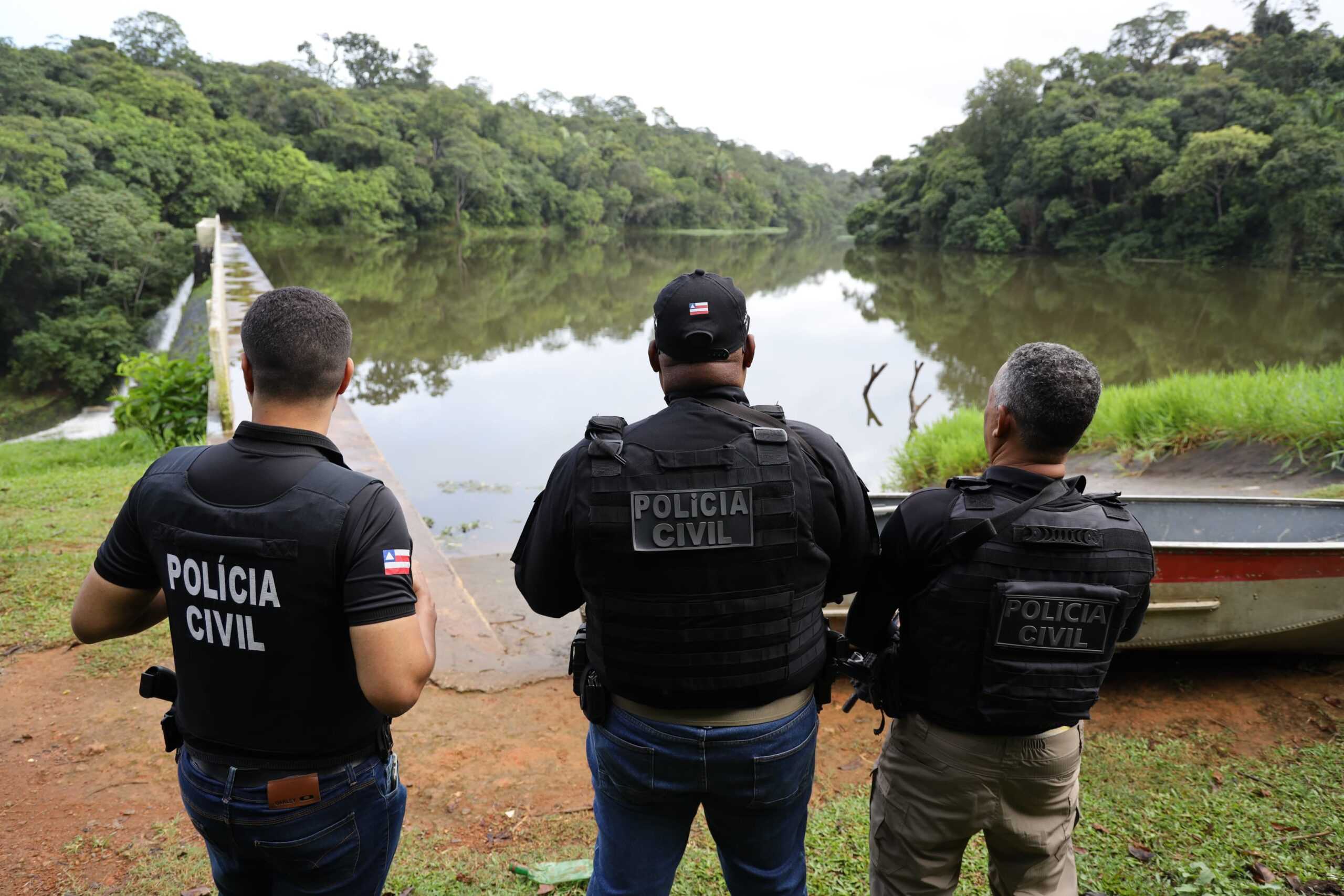 Drone aquático busca corpos de vítimas de duplo homicídio em ferro-velho