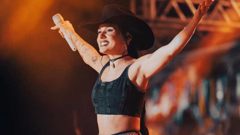 Após críticas do prefeito de Jequié, Ana Castela rebate acusações e diz ter sido bem recebida pela cidade