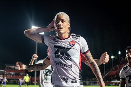 De saída do Vitória, atacante diz que 'está doido para estrear' em novo clube