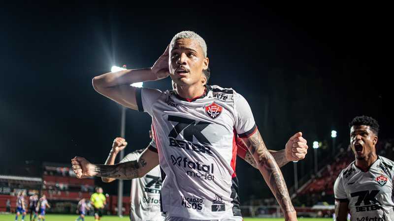 De saída do Vitória, atacante diz que 'está doido para estrear' em novo clube
