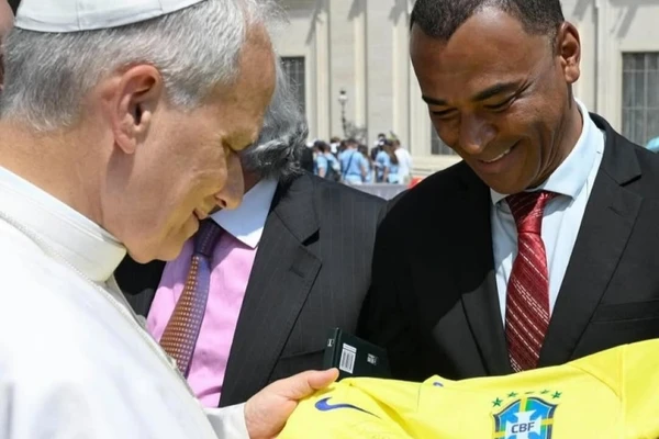 Cafu entrega camisa da Seleção Brasileira ao papa Leão XIV no Vaticano