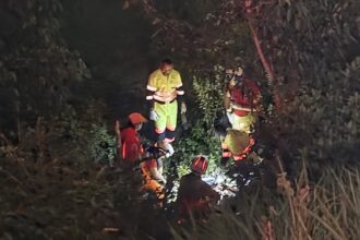 Carro despenca em ribanceira na Rotatória da BYD; motorista resgatado