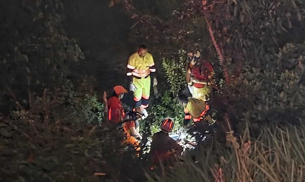 Carro despenca em ribanceira na Rotatória da BYD; motorista resgatado