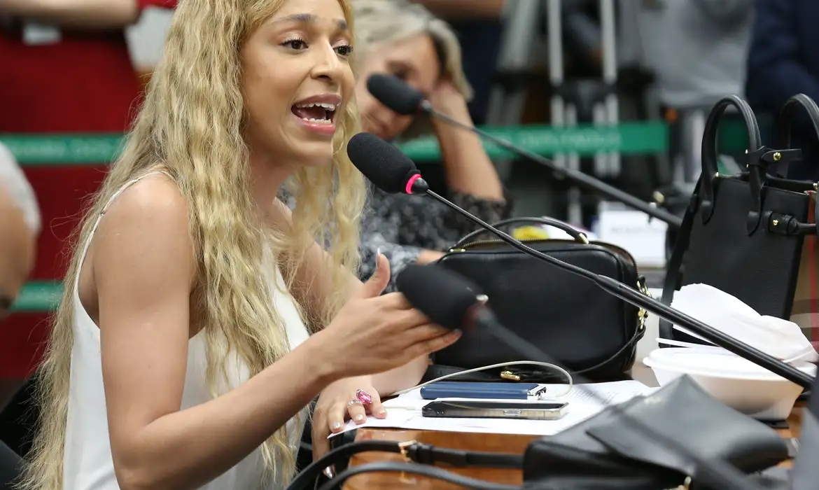 Erika Hilton recebe reembolso da Câmara por cirurgia no nariz e causa desconforto no PSOL