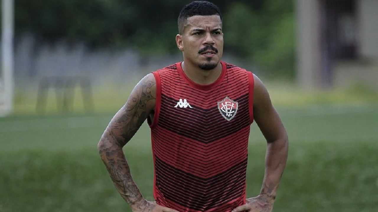 Ex-jogador do Vitória é preso por dívida de pensão alimentícia; saiba valores