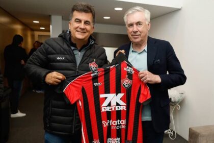 Fábio Mota entrega camisa do Vitória a Carlo Ancelotti na Neo Química Arena