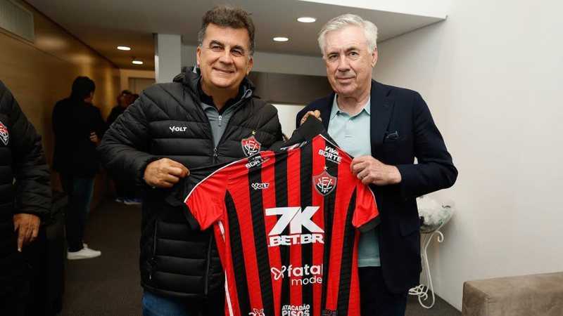 Fábio Mota entrega camisa do Vitória a Carlo Ancelotti na Neo Química Arena