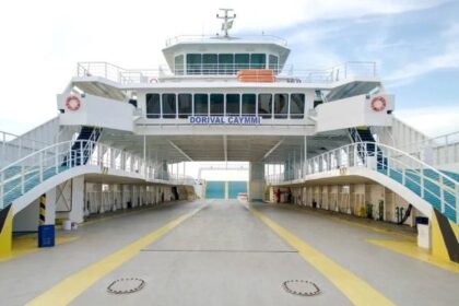 Polícia prende homem com veículo roubado e documentos falsos no ferry