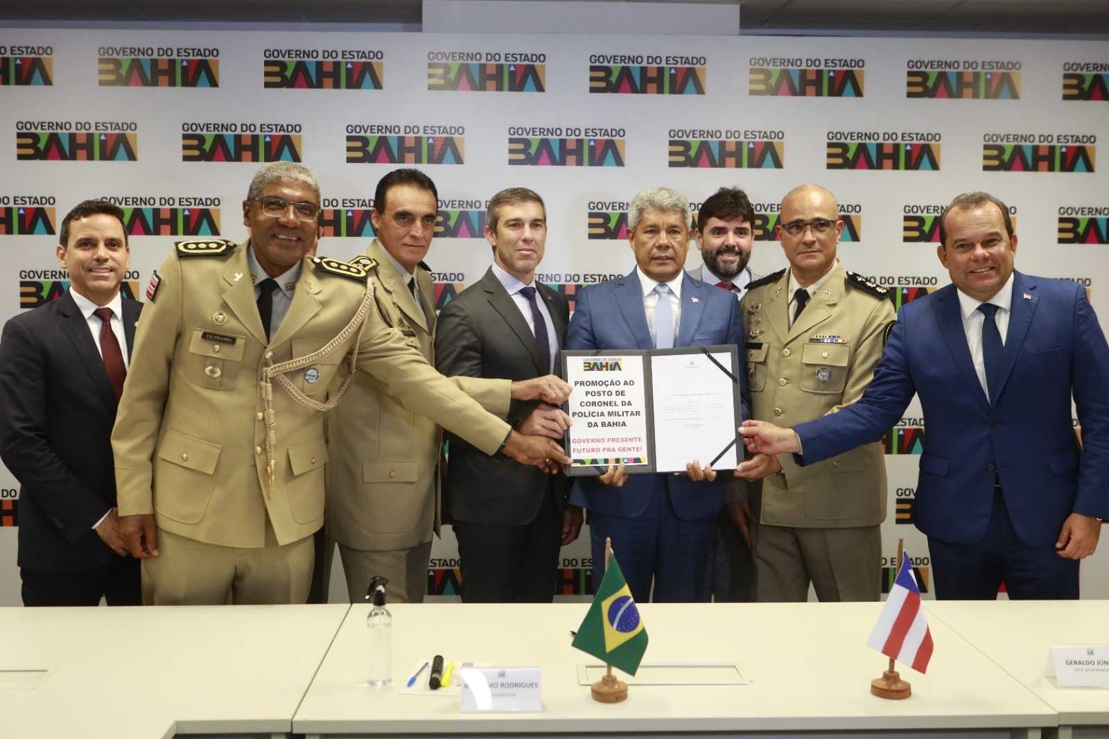 Governador promove oito policiais e bombeiros militares à patente de coronel e autoriza promoção de mais 240 oficiais