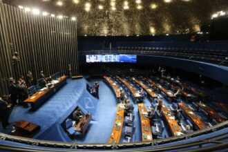 Governo ainda avalia se vai ao Supremo por IOF, diz AGU