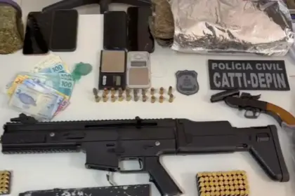 Polícia apreende armas e drogas e prende mulher em Seabra