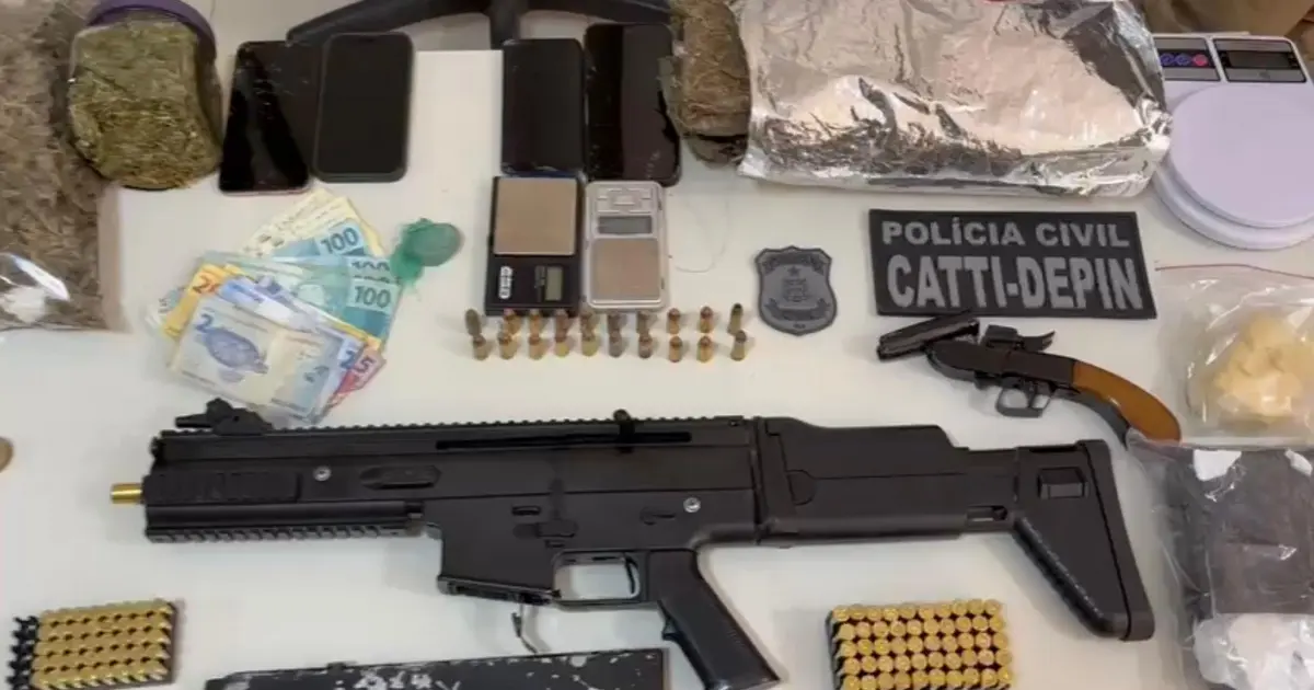 Polícia apreende armas e drogas e prende mulher em Seabra