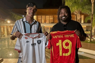 De férias no Brasil, Lamine Yamal ganha camisa de clube brasileiro