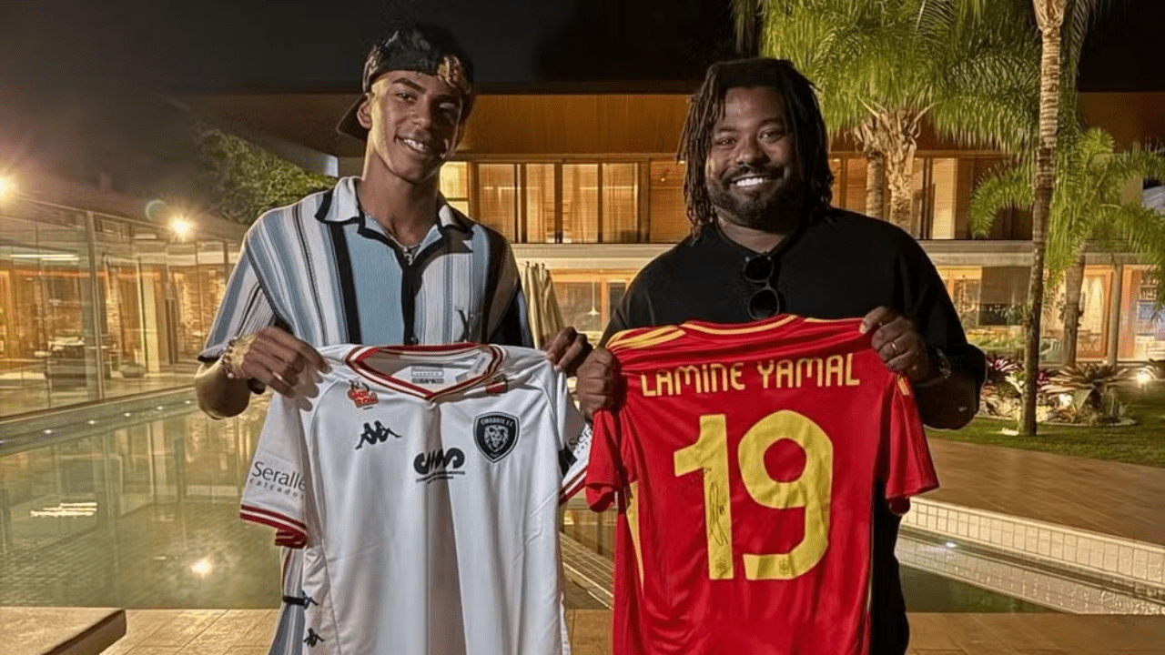 De férias no Brasil, Lamine Yamal ganha camisa de clube brasileiro