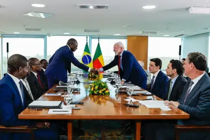 Lula e presidente do Benin discutem agricultura e conexão aérea