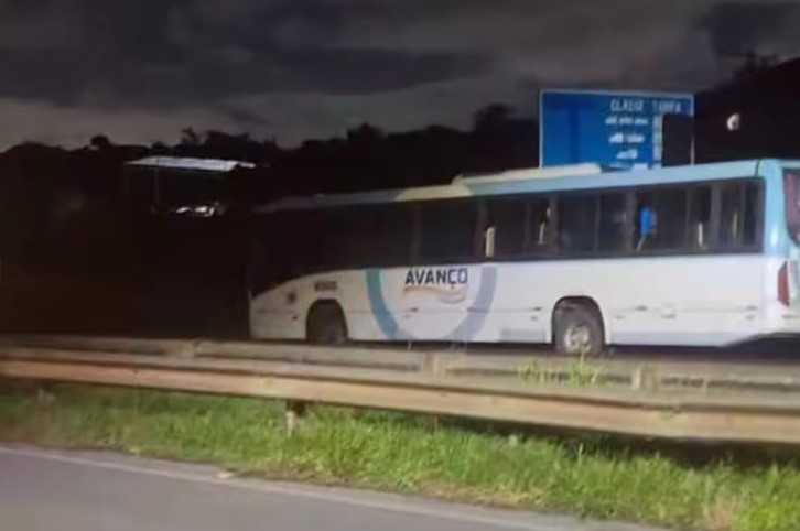 Moradores do Parafuso bloqueiam ônibus da Avanço em protesto
