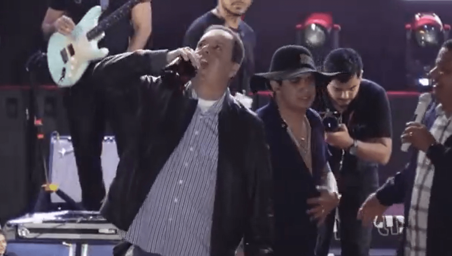 Prefeito e Elmar Nascimento viram litro de whisky com Natanzinho; veja