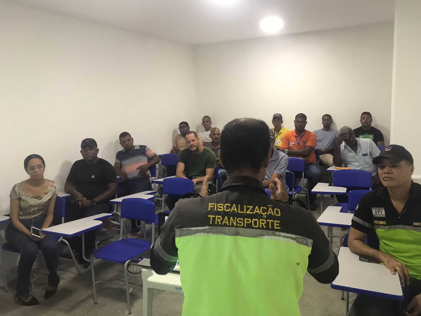 Secop realiza palestra maio amarelo para motoristas da prefeitura Palestra sobre o Maio Amarelo promovida pela SECOP