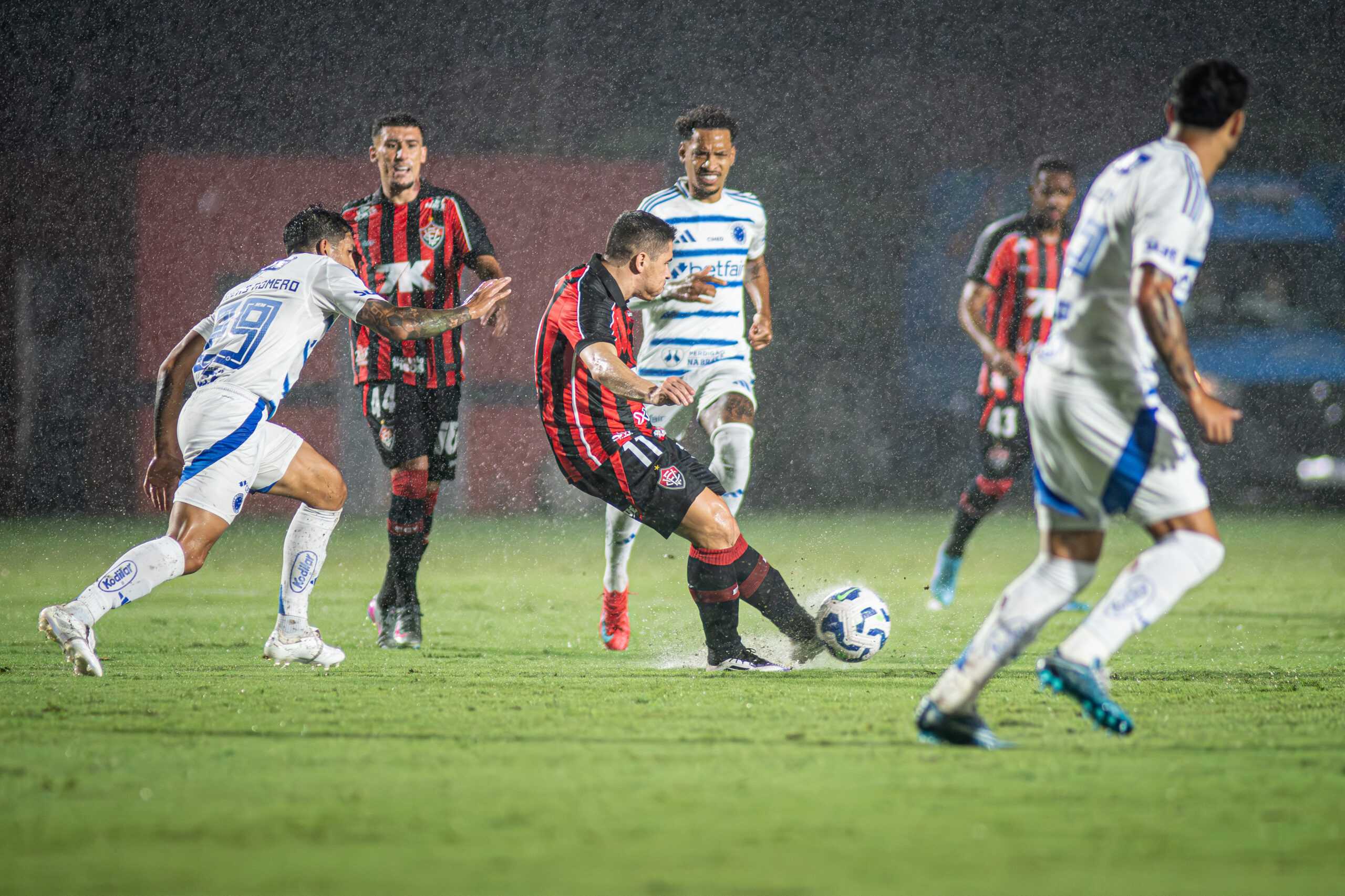 Com um a mais em todo segundo tempo, Vitória empata sem gols com Cruzeiro