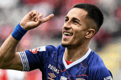 Vitória ganha concorrência de clubes europeus por meia português