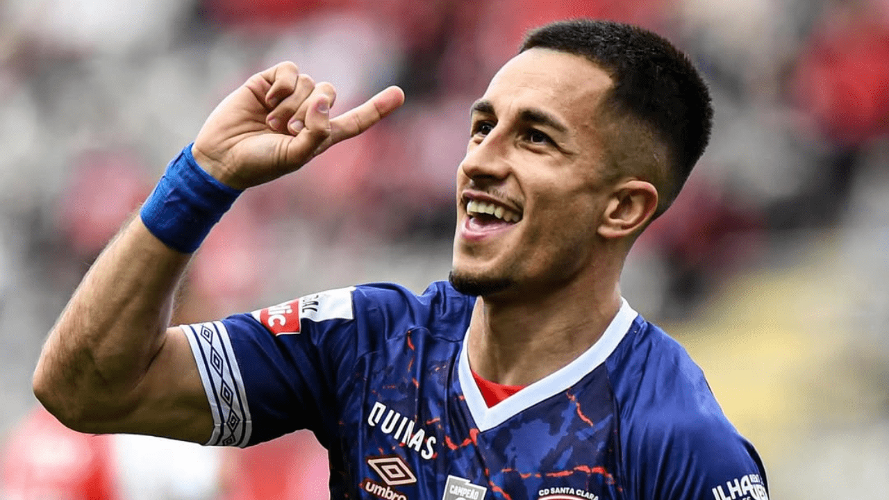 Vitória ganha concorrência de clubes europeus por meia português