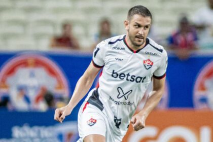 Zagueiro deixa Vitória após acionar clube na Justiça