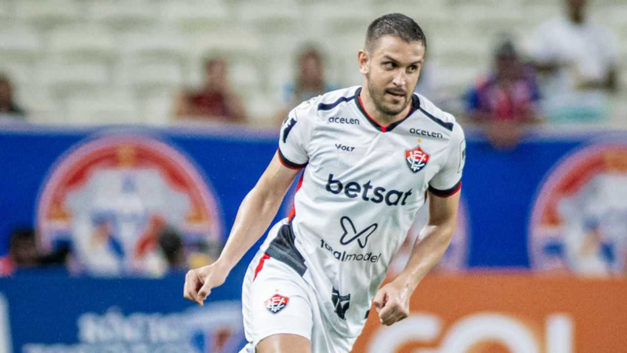 Zagueiro deixa Vitória após acionar clube na Justiça