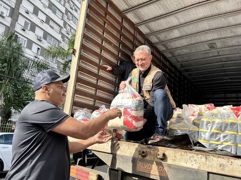 Conab doa 68 toneladas de alimentos a vítimas das enchentes no RS
