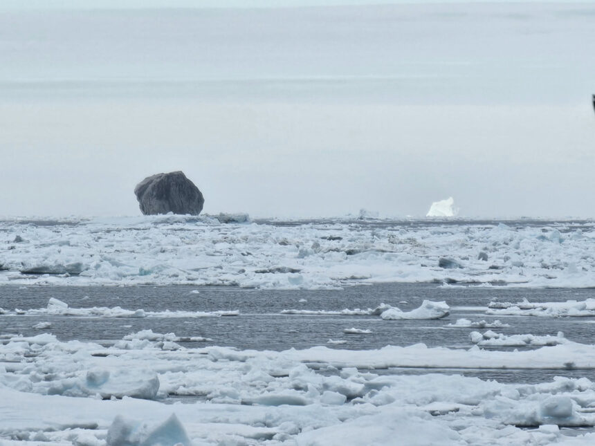 Você já viu um iceberg preto? Pescador faz registro impressionante