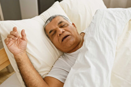 Este sintoma no sono pode ser um alerta pra demência; entenda