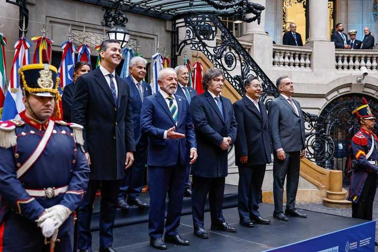 Lula em Buenos Aires destaca Mercosul como proteção econômica