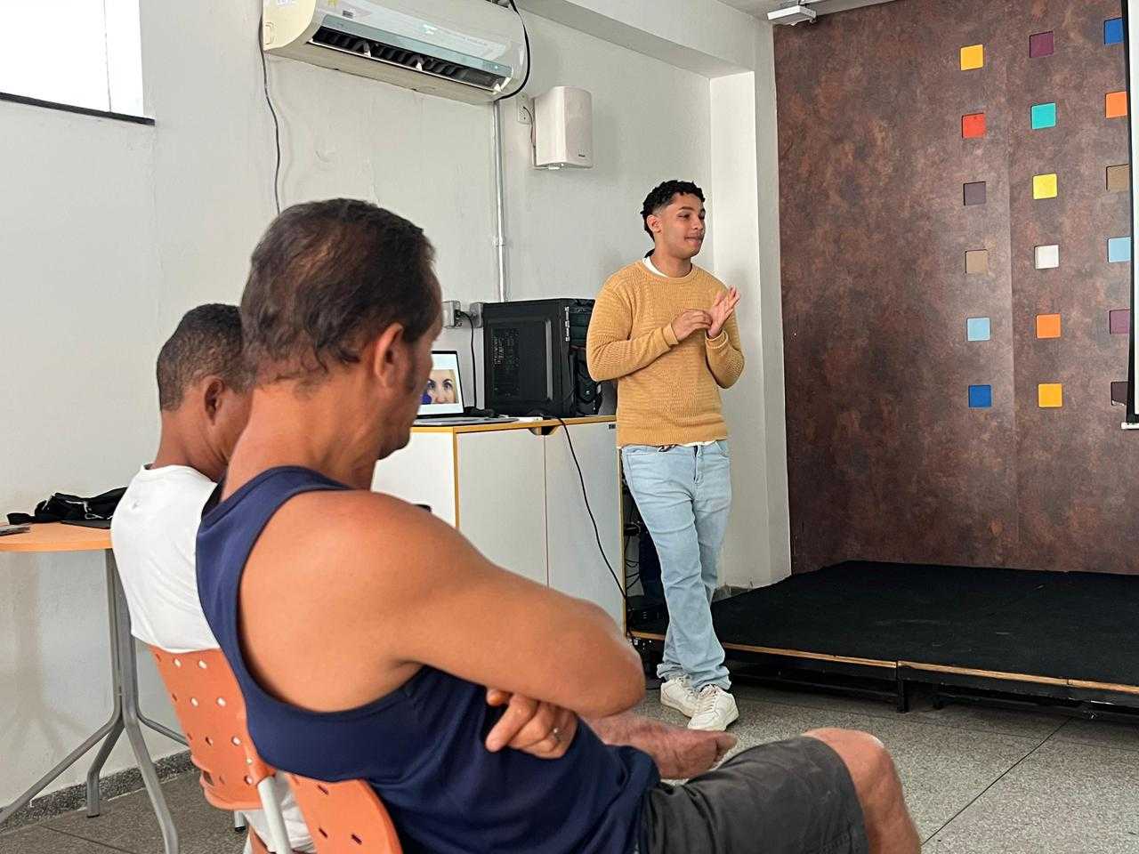 Centro POP promove palestra sobre hepatites para moradores de rua