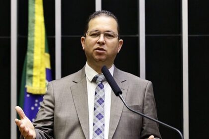 Alex Santana desiste de reeleição para deputado e mira chapa de ACM Neto em 2026