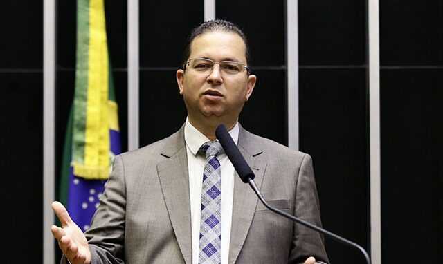 Alex Santana desiste de reeleição para deputado e mira chapa de ACM Neto em 2026