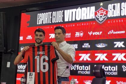 Novo meia português é apresentado no Vitória: “orgulho de vestir essa camisa”