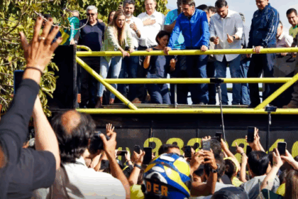 De tornozeleira, Bolsonaro participa de motociata em Brasília