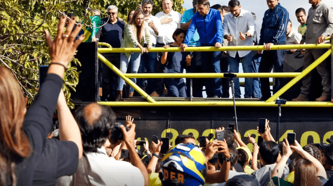 De tornozeleira, Bolsonaro participa de motociata em Brasília