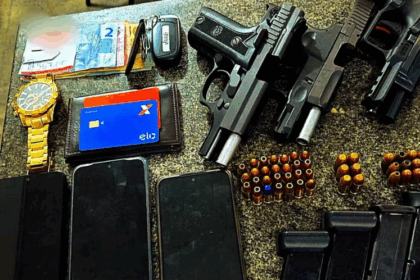Polícia prende trio com armas e drogas em carro roubado na BR-101