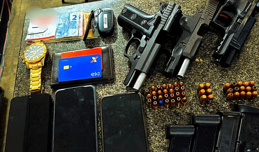 Polícia prende trio com armas e drogas em carro roubado na BR-101