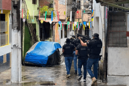 Polícia busca atiradores que balearam delegado e policial em Salvador